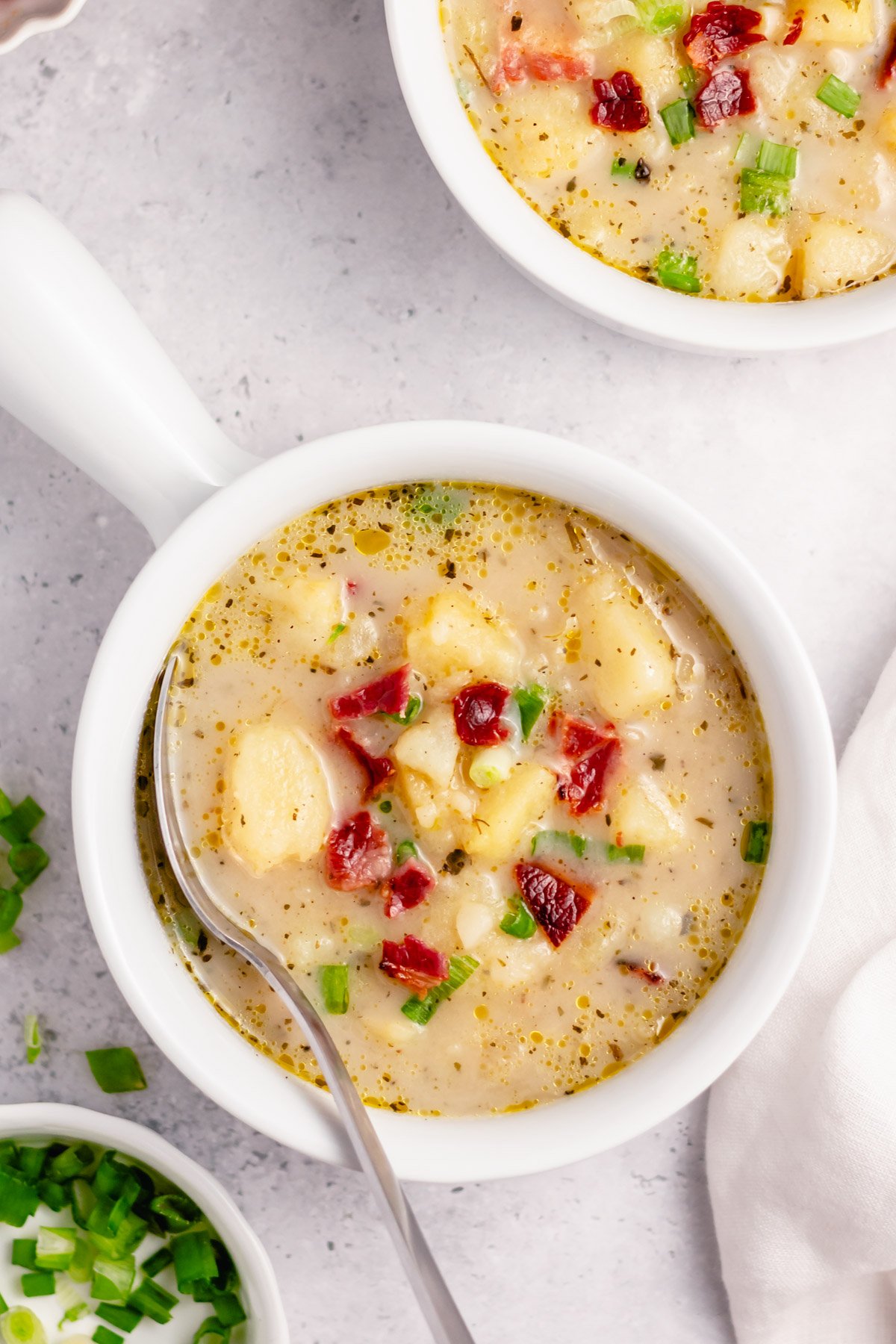 This Whole30 potato bacon chowder is an easy soup recipe that can be made in either the instant pot or slow cooker. The potatoes and bacon combine with the onions and a few other fresh ingredients for a healthy, dairy free weeknight meal that's gluten free, paleo, and is also a great meal prep recipe. #potatobaconsoup #whole30soup #glutenfreesoup #instantpotsoup #30minutemeals