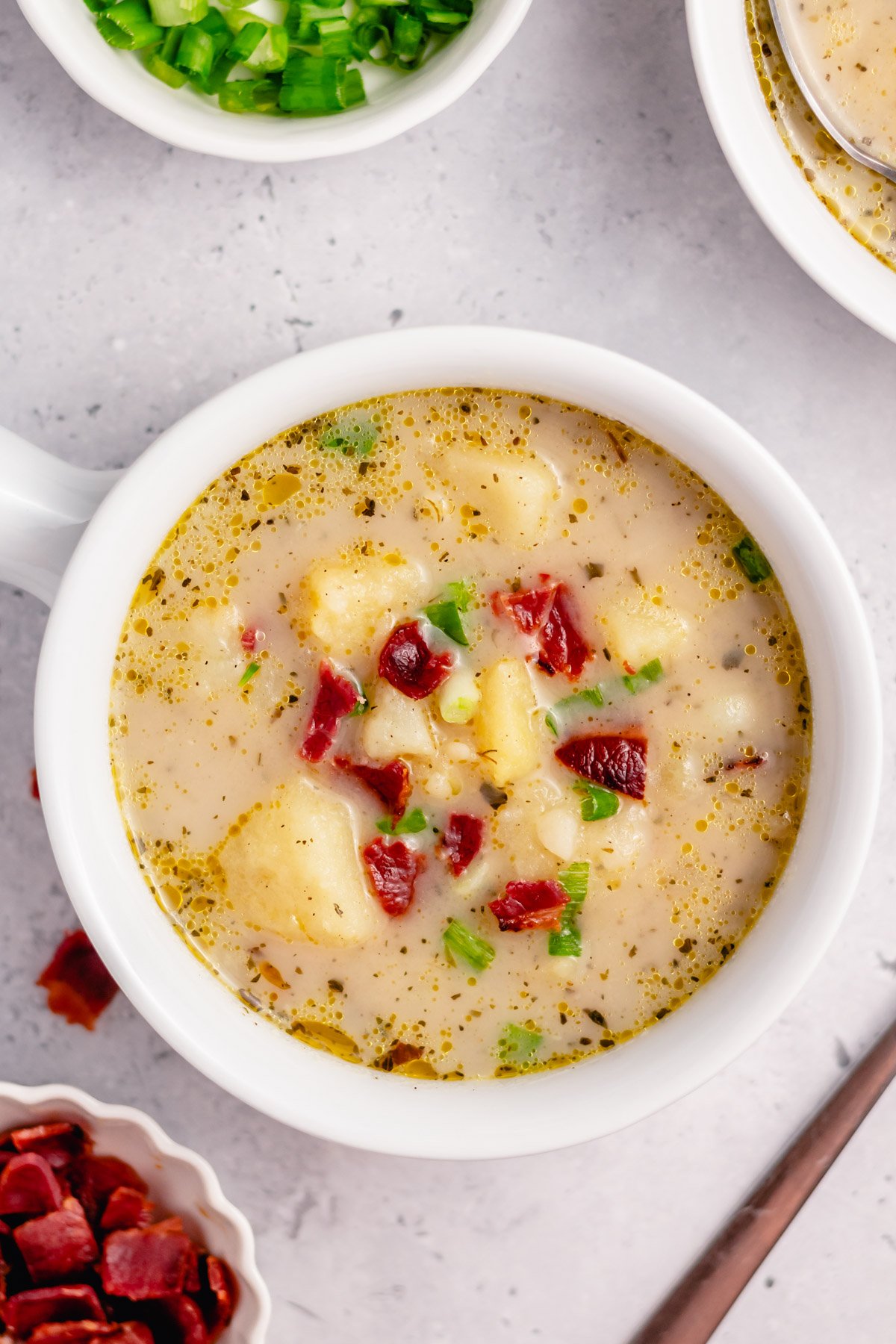 This Whole30 potato bacon chowder is an easy soup recipe that can be made in either the instant pot or slow cooker. The potatoes and bacon combine with the onions and a few other fresh ingredients for a healthy, dairy free weeknight meal that's gluten free, paleo, and is also a great meal prep recipe. #potatobaconsoup #whole30soup #glutenfreesoup #instantpotsoup #30minutemeals