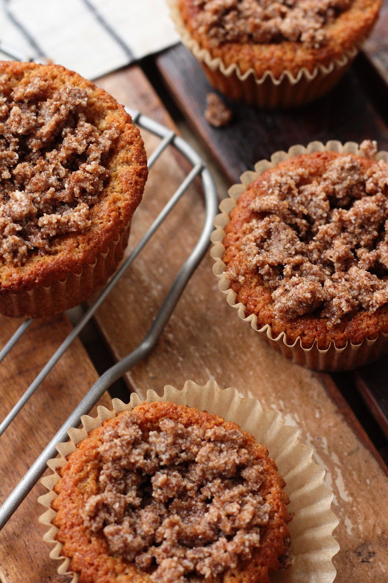 These grain free Paleo Cinnamon Muffins are a 25 minute, delicious, family friendly recipe. This easy paleo cinnamon muffin recipe makes it easy to make healthier choices, because they're so dang good! #grainfreecinnamonmuffins #paleomuffins #paleocinnamonmuffins #grainfreemuffins #paleomuffinrecipes