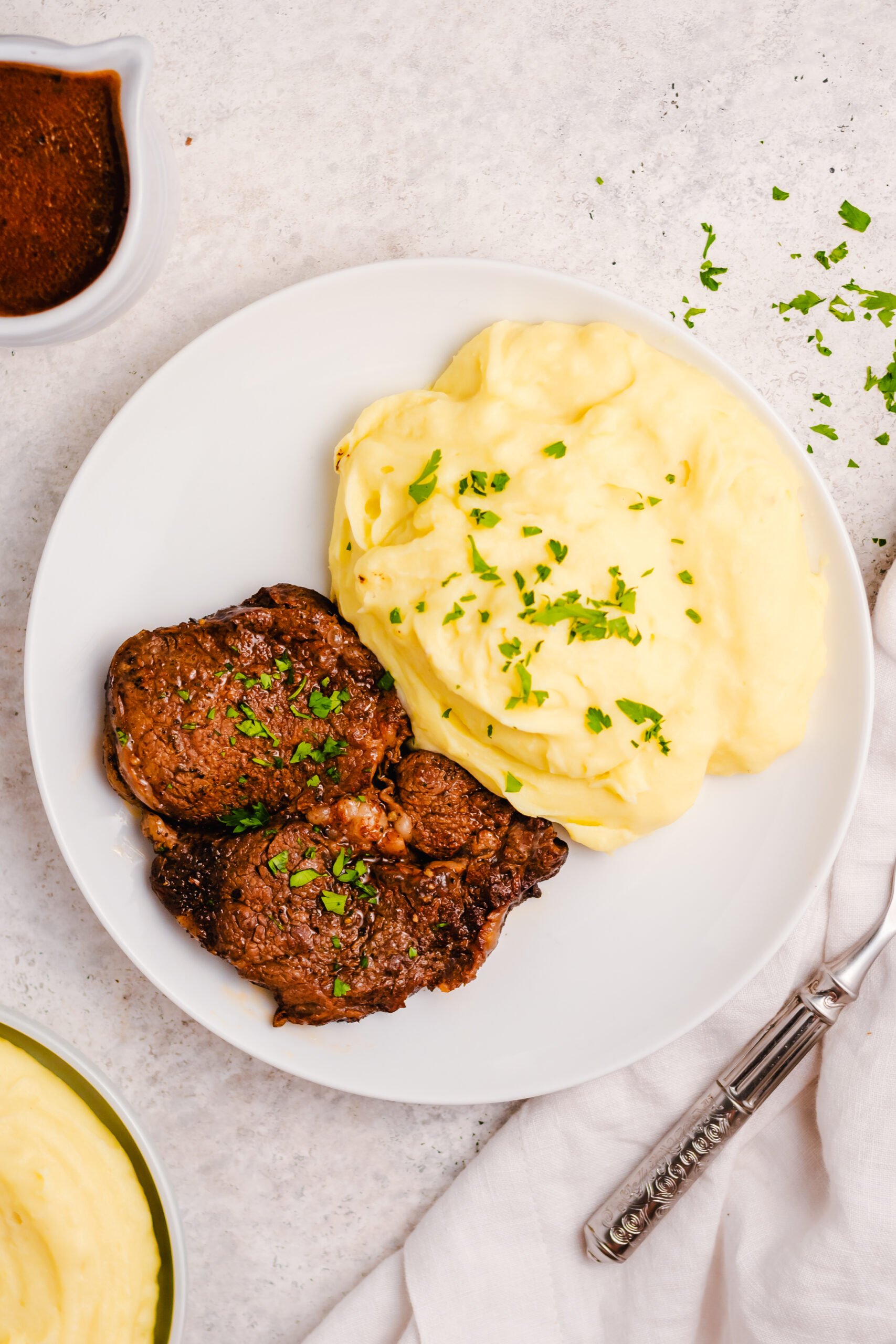 This instant pot steak is so flavorful and so easy. It cooks in the pressure cooker in under 20 minutes, and is perfect for a quick weeknight recipe. A delicious gravy can be made right in the instant pot with the juices to serve over the steak or with mashed potatoes, and everything is gluten free, Whole30, low carb so everyone can enjoy this healthy dinner. #instantpotsteak #pressurecookersteak #instantpotbeef #whole30instantpot