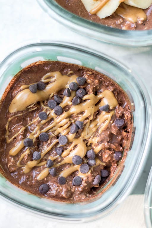 This chocolate peanut butter overnight oats recipe is the perfect breakfast meal prep. It's gluten free, dairy free and can easily be made vegan! You can have several days of breakfasts made in under 10 minutes and with only 5 simple, healthy ingredients including rolled oats, peanut butter and almond milk. This grab and go recipe makes overnight oats without yogurt so it's just staple pantry ingredients you'll need! #overnightoats #peanutbutterovernightoats #rolledoats