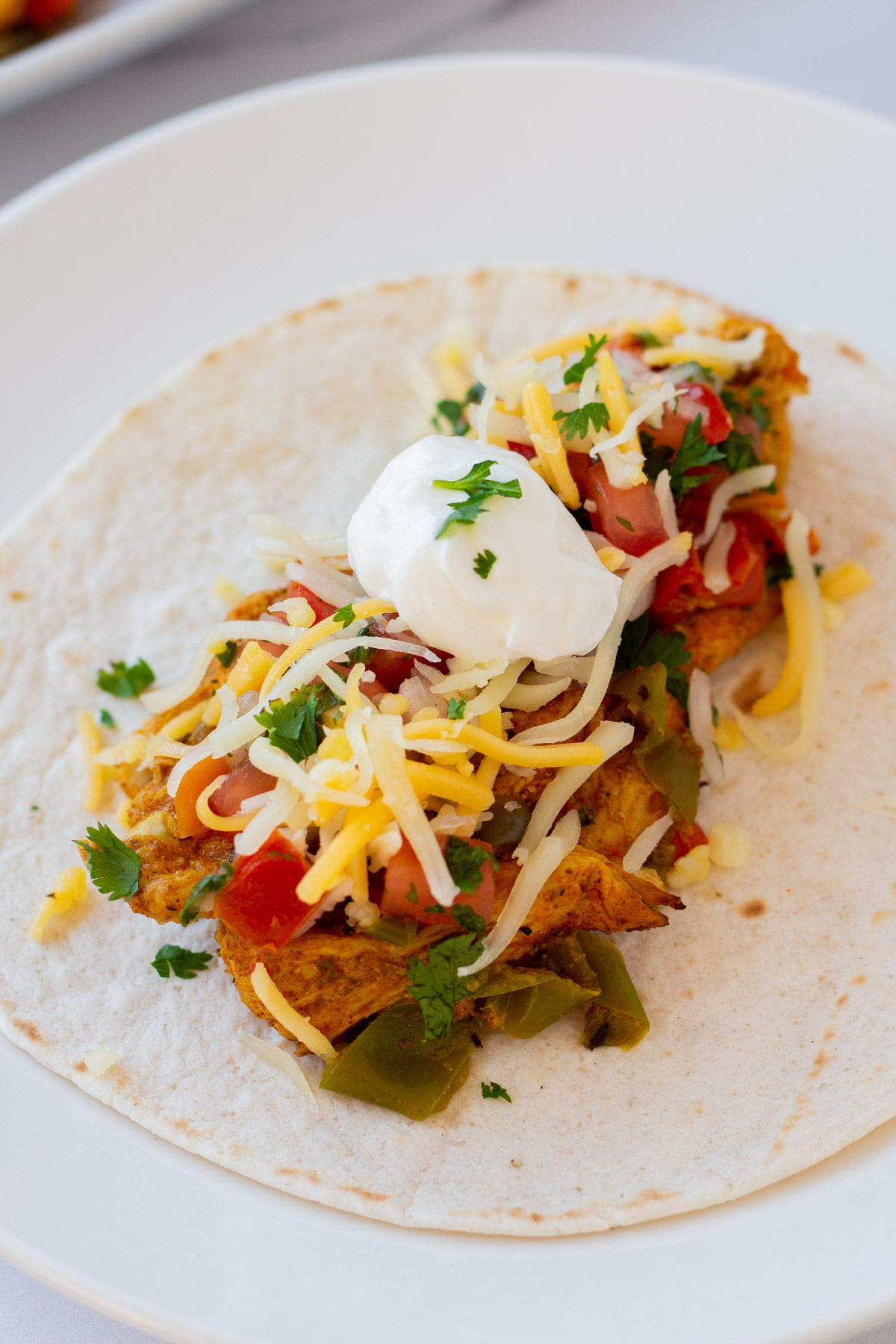 Instant Pot chicken fajitas are the perfect choice for both a quick dinner and for meal prepping. These tasty fajitas are ready in 10 minutes and are dairy free, gluten free, and low carb. The recipe requires only six ingredients and you can customize it to make your perfect fajita. #10minutemeals #glutenfreerecipes #diaryfreerecipes #glutenfreedairyfreerecipes #lowcarbrecipes #instantpotrecipes #chickenfajitas #pressurecookerrecipes #easymealprep